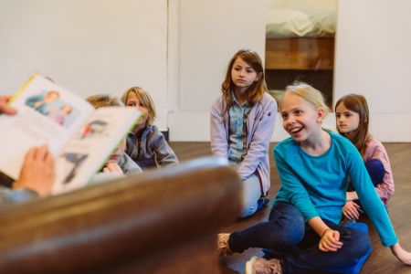 Geschichten für Kinder in der Wewelsburg sind fast schon ein „Muss“ in der Adventszeit, Kinder lieben es, den Museumspädagogen zu lauschen,  (Foto: Lina Loos für das Kreismuseum Wewelsburg